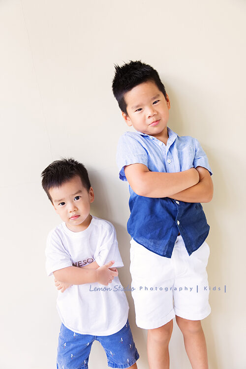 明潔媽麻一家第二次來拍兒童寫真，這張是弟弟們