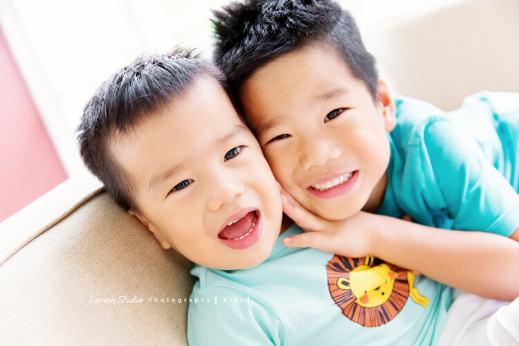 明潔媽麻一家第二次來拍兒童寫真，專業攝影師黎爸會和孩子們玩，捕捉到這張弟弟們可愛的互動！