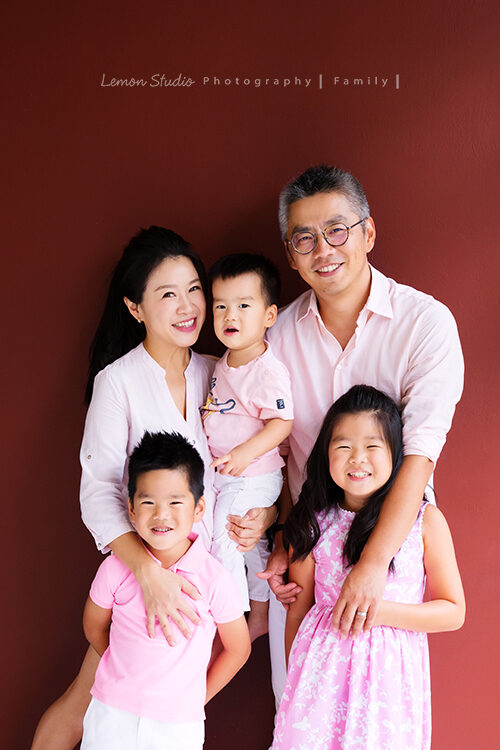明潔媽麻一家第二次來拍家庭寫真，專業攝影師的引導讓一家人有自然的互動，留下這張珍貴的全家福