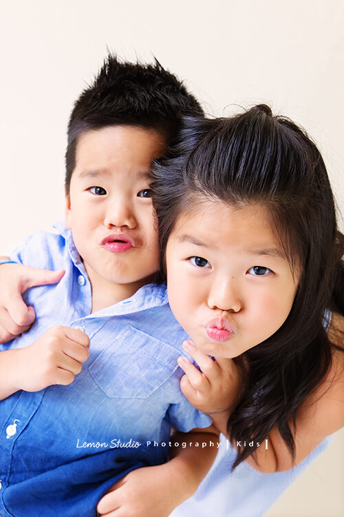 明潔媽麻一家第二次來拍家庭攝影，這張是姊姊和弟弟逗趣的互動
