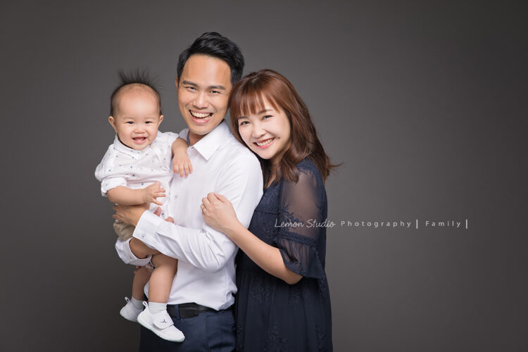 劭宇一家來拍照,來拍專業家庭攝影,這張劭宇的周歲紀念照跟爸拔一起笑得好開心,是一張美好的全家福
