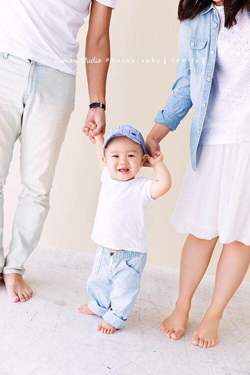 劭宇一家來拍照,劭宇一家的專業家庭寫真照系列留下像這張這樣劭宇跟爸拔媽麻自然互動的相片!劭宇這張好Q!