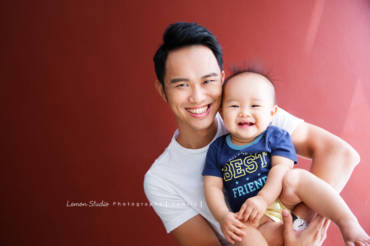 劭宇一家來拍全家福,劭宇的笑容好療癒啊,這張是跟爸爸一起拍的可愛寶寶寫真照