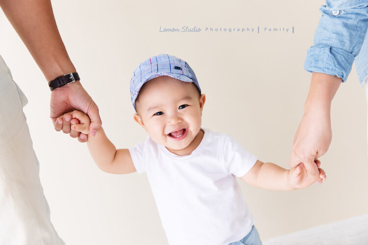 劭宇一家來拍全家福,專業攝影師的鏡頭下一家人美好的劭宇週歲紀念照,這張的劭宇充滿喜樂!