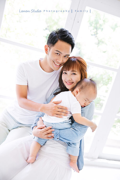 劭宇一家來拍寶寶週歲照,專業攝影的紀錄,紀錄下這張爸拔媽麻抱著睡著的劭宇的美好紀錄