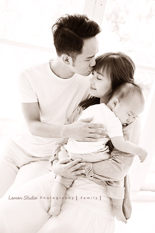 劭宇一家來拍家庭寫真,自然的家庭互動,這張黑白照是經典啊