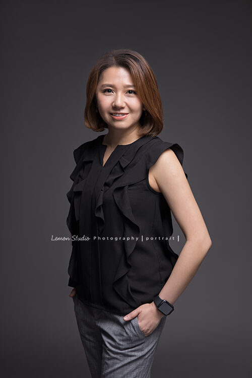 這張是Fran的個人形象照，帶著溫暖及穩重的韻味！