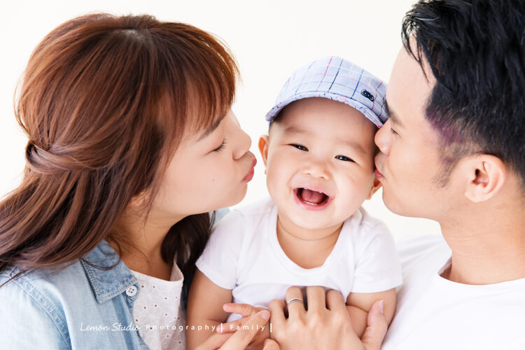 劭宇在爸拔媽麻的懷抱中好開心!