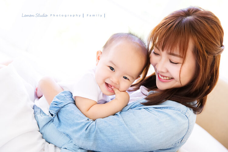 劭宇一家來拍寶寶週歲寫真,這張與媽麻的互動好可愛啊