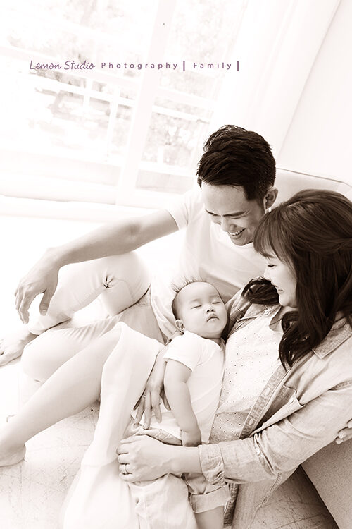 劭宇一家來拍寶寶週歲寫真,這張劭宇睡著了!
