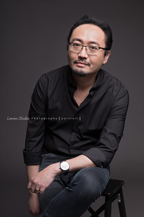 這張室內設計師Lawrence的形象照，有一種設計師成熟穩重的魅力！