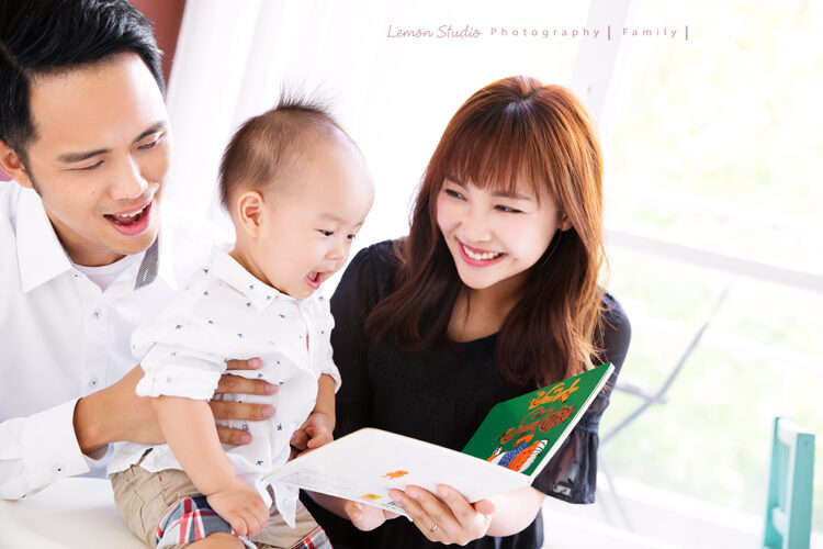 劭宇一家來拍寶寶週歲寫真照,檸檬巷館的專業兒童攝影,這張媽麻正在讀故事給劭宇聽