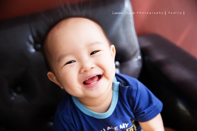 劭宇一家來拍寶寶週歲寫真照,這張劭宇超Q!