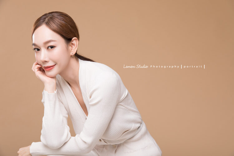 尤雁是服飾＆美容品牌的經理人，這張是拍出來的專業形象照