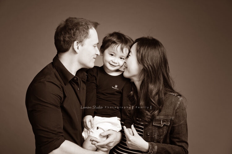 盈妤媽麻一家來拍全家福及孕媽媽寫真，一家人的互動好自然啊