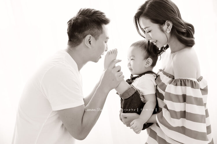 昊澤一家來檸檬巷館拍家庭照,這張爸拔跟寶寶的互動好可愛,且黑白的相片很經典