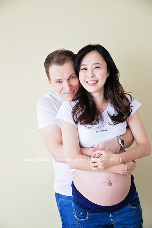 盈妤媽麻來拍孕媽媽寫真，和先生美好的互動，拍出這張很美好的孕媽媽照