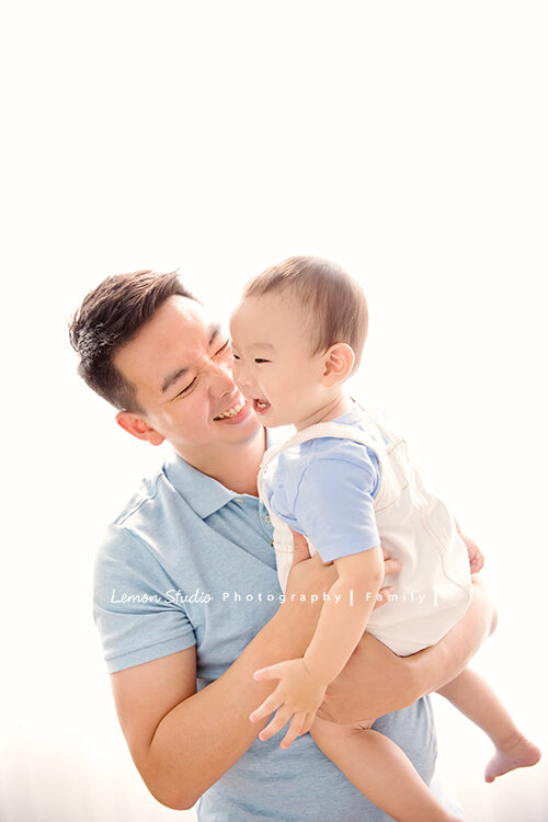 昊澤一家來檸檬巷館拍家庭照,這張可以感覺到爸拔跟寶寶都很開心,在黎爸的鏡頭下,留下美麗的親子照