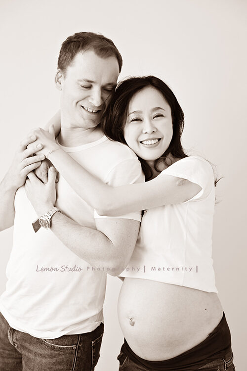 盈妤媽麻來拍孕婦照，黑白的相片會有很經典的味道啊，這張是屬於盈妤媽麻的孕期寫真