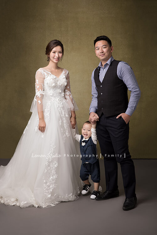 昊澤一家來檸檬巷館拍全家福攝影,媽麻準備了禮服好美,這張黎爸用了一個不一樣的背景很有味道!