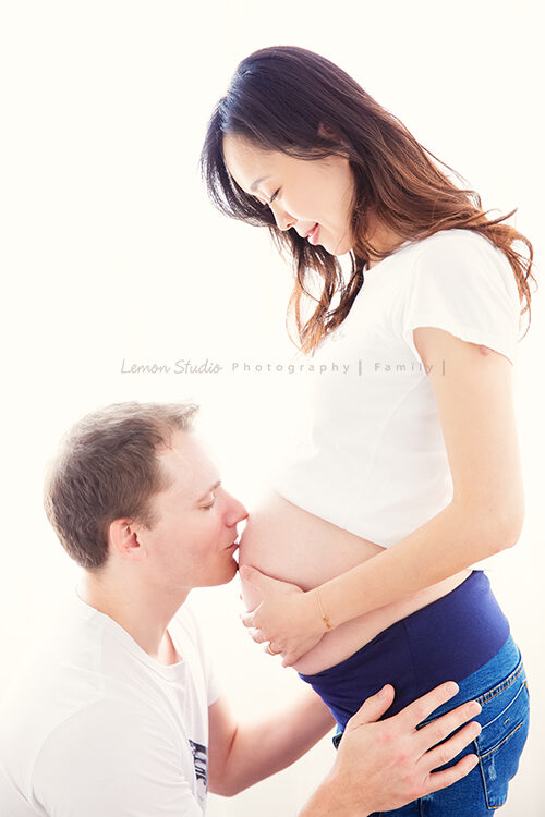 盈妤媽麻懷孕來拍孕媽媽寫真，肚子裡的寶寶很幸福，這張盈妤媽麻和先生自然地流露出對寶寶的愛好美啊，這是寶寶的第一張全家福
