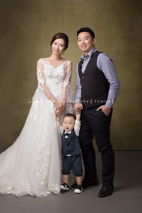 昊澤一家來檸檬巷館拍專業全家福寫真,媽麻準備的禮服很美,這張全家人的情感自然地流露