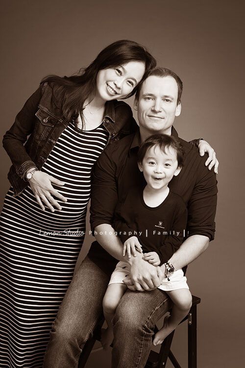 盈妤媽麻一家在二寶出生前的全家福，一家人互動好自然，美好的親子攝影相片