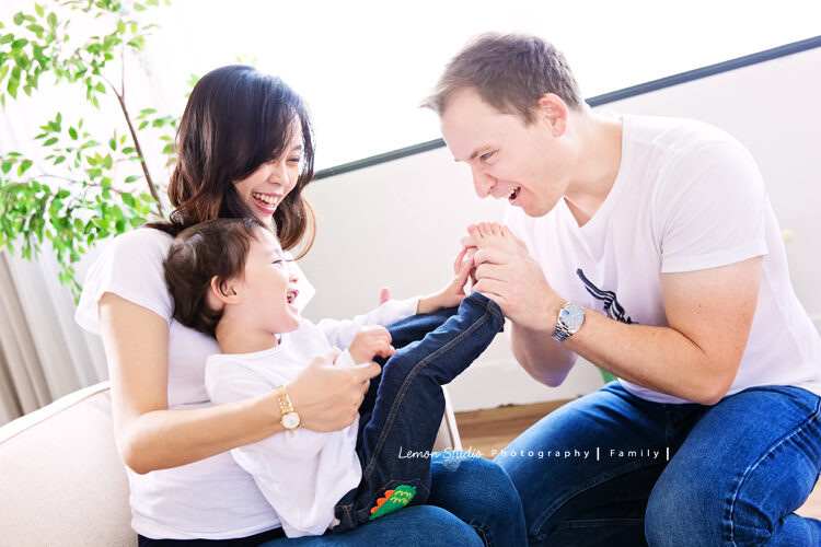 盈妤媽麻一家在二寶出生前的全家福，一家人來檸檬巷館拍家庭寫真，這張爸拔好有趣