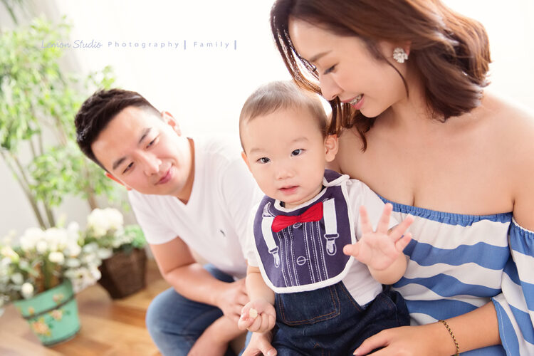 昊澤一家來檸檬巷館拍全家福,在專業攝影的鏡頭下,這張留下一家人自然的互動的相片