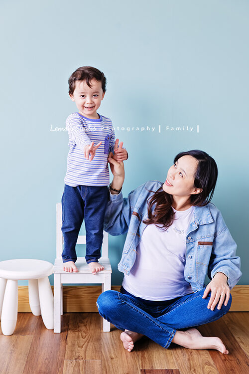 盈妤媽麻一家人在媽麻懷孕時來拍照，來檸檬巷館拍兒童攝影，好有趣的一張相片