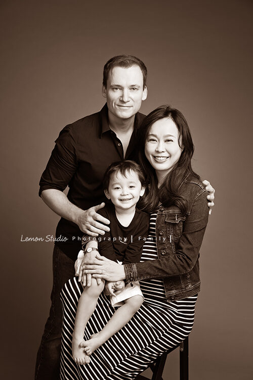 盈妤媽麻一家在二寶出生前的全家福，盈妤媽麻一家人來拍家庭照，在黎爸的專業攝影下，留下美好的紀念