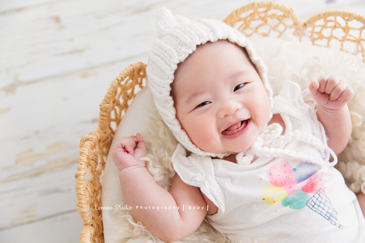 Ida媽麻的寶寶三個月大來拍寶寶寫真,好療癒的笑容