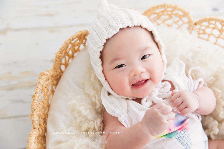 Ida媽麻的寶寶三個月大來拍寶寶攝影,寶寶睜大眼看著鏡頭太可愛了