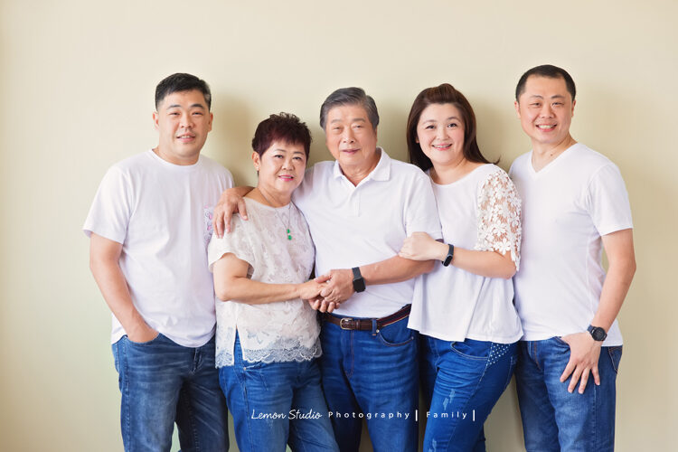 亞洲台商總會長一家來拍照，這是兒女都長大的全家福