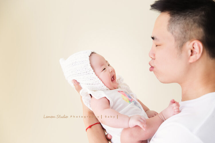 Ida媽麻一家來拍第一次的全家福,寶貝跟爸拔合照,爸拔跟寶寶玩好有趣