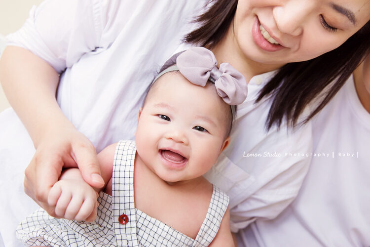 媽麻幫寶寶戴上粉紫色可愛的髮帶，太可愛了！