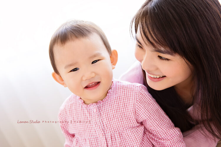 兩歲的忻櫟跟爸拔媽麻來拍寶寶攝影，忻櫟跟媽麻合照
