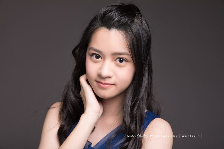 苡瑄拍孩子的音樂會，藍色的禮服拍起來很美，音樂美少女寫真