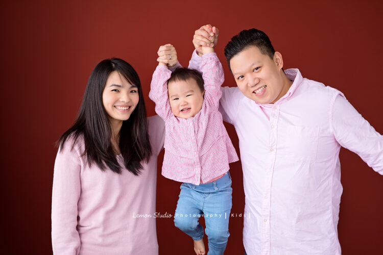 兩歲的忻櫟跟爸拔媽麻來拍照，忻櫟喜歡跟爸拔媽麻一起玩，這張是櫟櫟的全家福