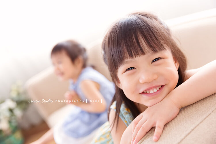 亮媗&亮媜一家的全家福拍照,兩姊妹活潑開朗!
