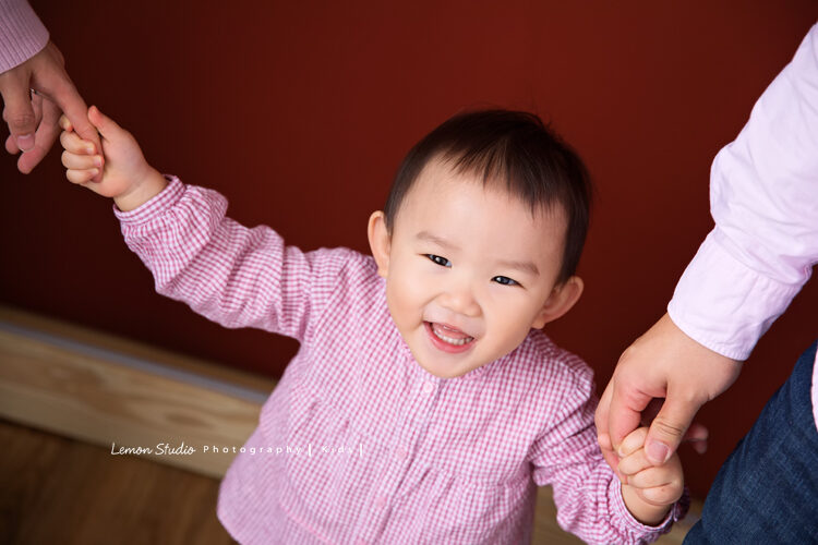 兩歲的忻櫟跟爸拔媽麻來拍櫟櫟的寶寶照，忻櫟笑起來好可愛