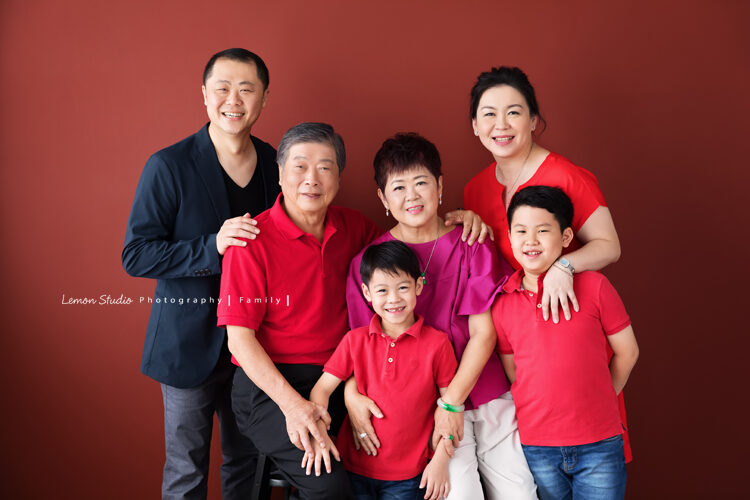 亞洲台商總會長一家拍出美麗的家庭寫真，會長跟兒女不同的家庭的合照！