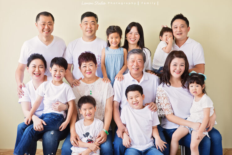 亞洲台商總會長一家，三代同堂且子孫滿堂的家庭照