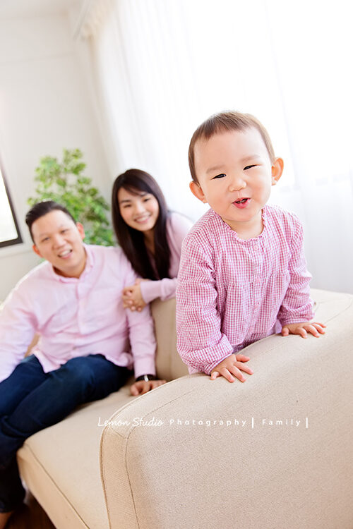 兩歲的忻櫟跟爸拔媽麻來拍家庭寫真，忻櫟好多表情啊