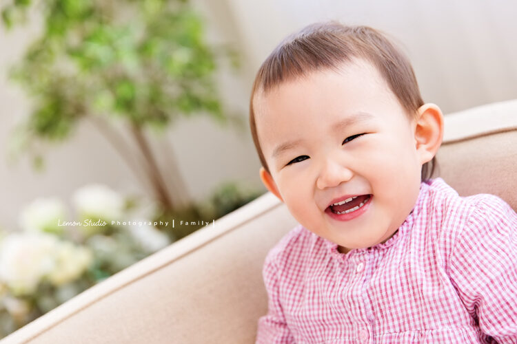 兩歲的忻櫟跟爸拔媽麻來拍寶寶寫真，忻櫟燦爛的笑容