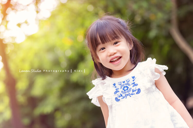 亮媗&亮媜一家拍的戶外的兒童寫真,姊姊在戶外的獨照