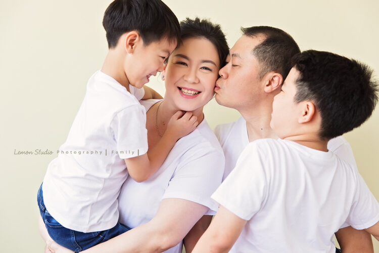 亞洲台商總會長一家三代一起來拍照，檸檬巷館的專業家庭攝影拍出真實的情感互動