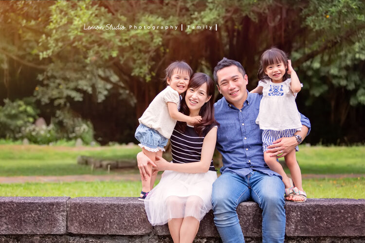 亮媗&亮媜一家在戶外拍照的全家福