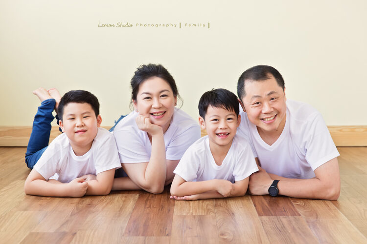 亞洲台商總會長一家三代一起來拍照，在檸檬巷館拍的的專業親子攝影相片