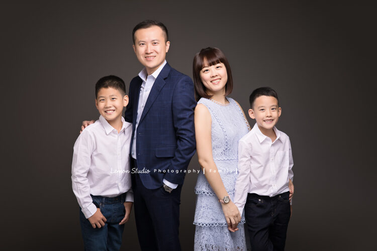 品佑&品諺一家來拍全家福,兩兄弟很活潑